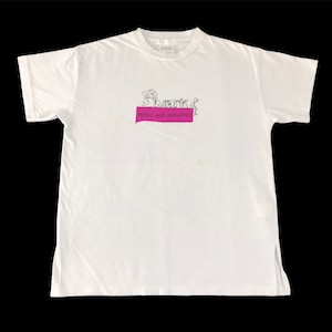 Könnte beinhalten: Weißes T-Shirt mit einem grafischen Design. Das Design zeigt ein rosa Rechteck mit den Worten "Poems and Drawings" in schwarzem Text. Über dem Rechteck befinden sich zwei Strichmännchen. Das Shirt ist aus weichem Material.