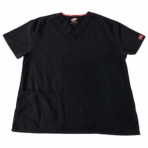 Vintage Style Dickies Plain Doppelte Tasche Scrub Shirt mit V-Ausschnitt über bedruckten T-Shirt Unisex Wear passt Größe M K1093