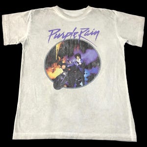 Vintage Style Purple Rain American Singer Sesto Album Big Bike Logo Stampato T-shirt Band Rock Tour Streetwear Taglia M YA959j