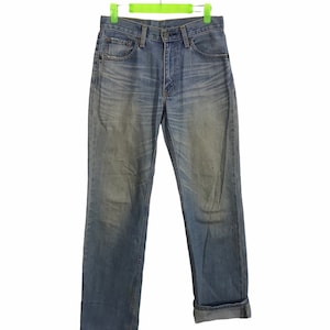 Könnte beinhalten: Eine weiße Keramik-Tasse mit schwarzem Henkel und dem Text "But First, Coffee" in schwarzer, handschriftlicher Schrift. Die Tasse steht auf einer weißen Oberfläche.