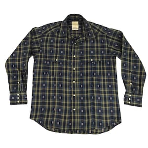 Può includere: Camicia a maniche lunghe con motivo a quadri blu navy e verde oliva. Presenta due tasche sul petto e chiusure a pressione perlata. Il colletto ha una piccola etichetta. Stile classico.