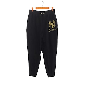 Könnte beinhalten: Schwarze Jogginghose mit einem goldenen gestickten New York Yankees Logo und dem Wort "Yankees" darunter.