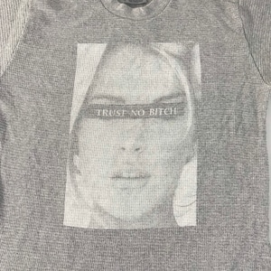 Vintage Shaka Wear Trust No Bitch Box Logo Girl T-shirt stampata T-shirt ispirata al design Streetwear Abbigliamento unisex Adatto a S YA319J