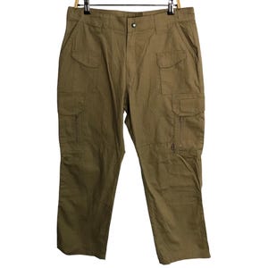 Pu&ograve; includere: Pantaloni cargo verde oliva con pi&ugrave; tasche e chiusura con zip laterale. I pantaloni sono appesi a una gruccia di legno. Questi pantaloni sono di stile casual.