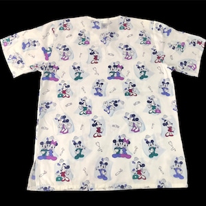 Vintage Style Disney Mickey Minnie Mouse Barco Uniform Scrub Shirt mit V-Ausschnitt über bedrucktem T-Shirt Unisex Wear passend für Größe S K1097