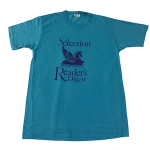 Könnte beinhalten: Ein türkisfarbenes T-Shirt mit dem Text "Selection Reader's Digest" in Dunkelblau. Das Design zeigt ein geflügeltes Pferd über den Worten. Das T-Shirt hat einen Rundhalsausschnitt und ist wahrscheinlich aus Baumwolle.