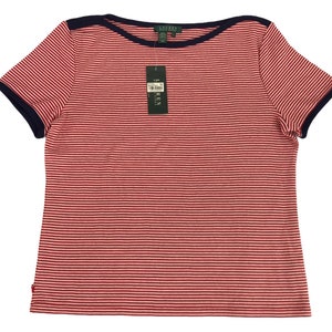 Könnte beinhalten: Rot-weiß gestreiftes T-Shirt mit marineblauer Einfassung an Ausschnitt und Ärmeln. Das Shirt hat einen U-Boot-Ausschnitt und kurze Ärmel. Ein Etikett mit dem Markennamen "LAUREN" ist angebracht.