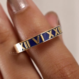 Alianza clásica con números romanos, anillo de esmalte personalizado en oro amarillo macizo, anillo de esmalte azul de 4 mm de ancho, anillo de coordenadas