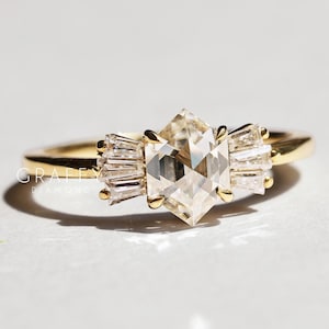 Hexagon Cut Moissanit Verlobungsring 14K Gelbgold Vintage Einzigartige Cluster Zierliche Ring Konisch Baguette Seitenstein Art Deco Versprechen Ring