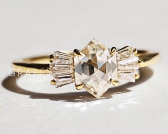 Anillo de compromiso con moissanita talla hexagonal, oro amarillo macizo de 14 quilates, estilo vintage, delicado y único, con piedras laterales baguette, anillo de promesa Art Déco
