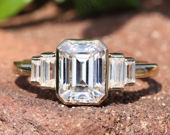 Anillo de compromiso de moissanita de talla esmeralda de cinco piedras, anillo de bisel de oro amarillo sólido de 14K, anillo único de boda para mujer, regalo de aniversario para ella