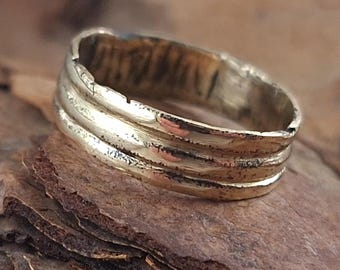 Originele kleine antieke bronzen trouwring met groeven. Prachtige antieke bronzen ring. Diameter 14,6 mm, Amerikaanse maat 3,5.