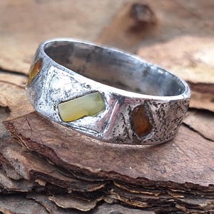 Artefact rare de la Première Guerre mondiale, Bague patriotique avec gravure et ambre multicolore incertі, Art des tranchées de guerre, Bague de tranchée, Artefact original de la Première Guerre mondiale