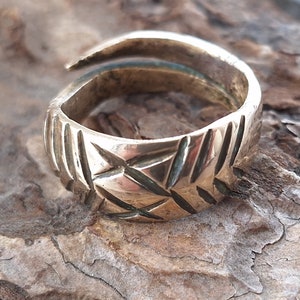 Bague de la Première Guerre mondiale, bague de soldat originale fabriquée à la main, art des tranchées, bague en laiton fabriquée à partir d’un étui à cartouches, artefact de tranchée authentique, artefact rare de la Première Guerre mondiale