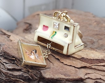 Beautiful keychain keychain miniature camera with a photo