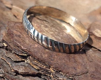 Antieke bronzen ring met inkepingen, Zeldzame middeleeuwse fijne ring met ornament, Ring met prachtige ornamenten, Middeleeuws artefact, Trouwring