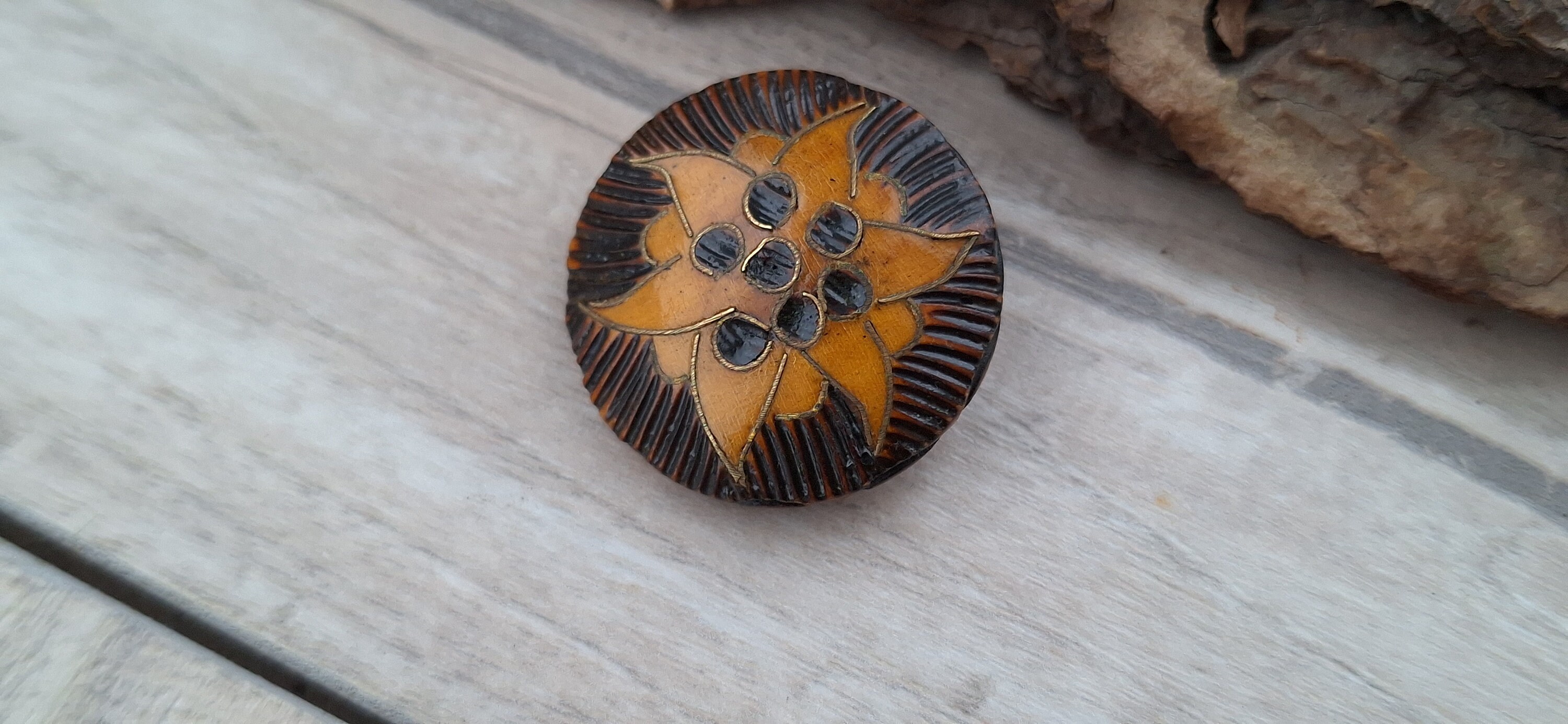 Broche Ancienne Ronde En Bois Avec Pyrogravure Et Émaux - Occasion Vintage - Matière Bois Marron