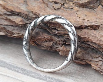 Oude Vikingring, zeldzame gedraaide ring 9e-12e eeuw, kan als hanger worden gedragen, ring van tinbrons, authentieke middeleeuwse ring, artefact uit Kievan Rus