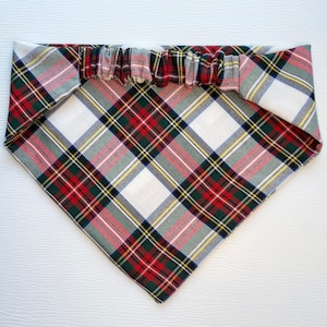 Könnte beinhalten: Ein weißes, rotes, grünes und blaues kariertes Halstuch mit gerafftem Rand.