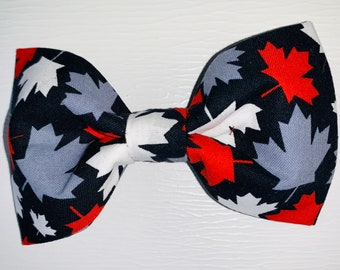 Canada Day Dog, Kat en klein huisdier Bow Ties, O Canada Bow Tie. Zwart met rode, witte en grijze esdoornblad vlinderdas. Trek kraag vlinderdas aan.