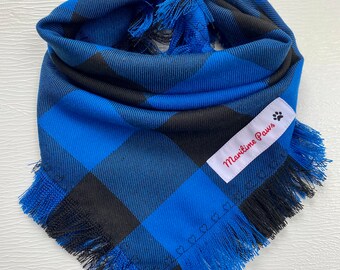 Peut inclure: Bandana pour chien à carreaux bleus et noirs avec bordure à franges. L'étiquette indique "Maritime Paws" avec une empreinte de patte. Le tissu est doux, conçu pour être porté autour du cou d'un chien. Accessoire pour animaux de compagnie.