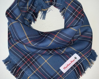 Peut inclure: Bandana pour chien en tissu à carreaux bleu et jaune avec des bords effilochés et une étiquette blanche indiquant "Maritime Paws".