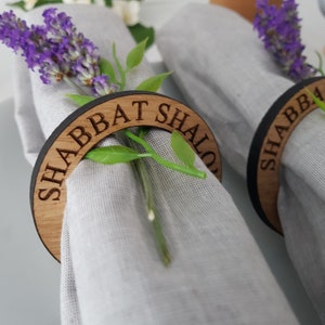 Shabbat Shalom Napkin Rings – Set of 4 Oak Rings – Modern Judaica – Contemporary Jewish Gifts – Shabbat Table Decor – Shabbos Hostess Gift