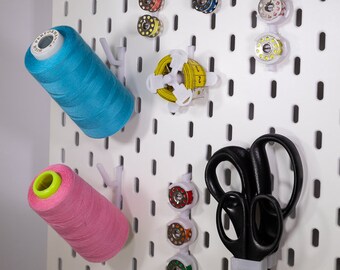 Téléchargement Bobbin and thread holder for Ikea Skadis (Sewing) par Nando  van Steenwinkel