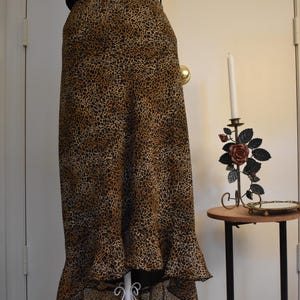 Saia plus size 16W/18W vintage dos anos 90 com estampa de leopardo e barra com babados