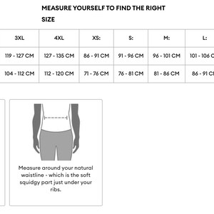 Pode incluir: Uma tabela de tamanhos de roupas masculinas, exibindo medidas de peito e cintura em cent&iacute;metros e polegadas. A tabela inclui tamanhos de 2XS a 2XL. Diagramas ilustram como medir o peito e a cintura para um dimensionamento preciso.