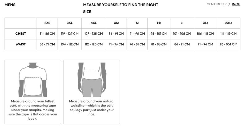 Pode incluir: Uma tabela de tamanhos de roupas masculinas, exibindo medidas de peito e cintura em cent&iacute;metros e polegadas. A tabela inclui tamanhos de 2XS a 2XL. Diagramas ilustram como medir o peito e a cintura para um dimensionamento preciso.