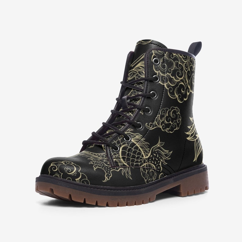 Puede incluir: Bota de combate negra con un dise&ntilde;o de drag&oacute;n y nubes doradas. La bota con cordones tiene una suela marr&oacute;n y una leng&uuml;eta. El dise&ntilde;o del drag&oacute;n est&aacute; en el lateral de la bota.