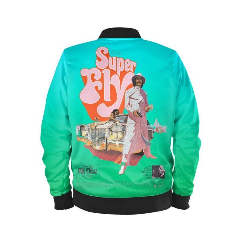 Pode incluir: Casaco bomber de cetim verde-azulado e verde com gola e punhos pretos. As costas apresentam um gr&aacute;fico do filme "Super Fly" com um homem de fato branco e casaco rosa. O casaco tem uma est&eacute;tica retro.