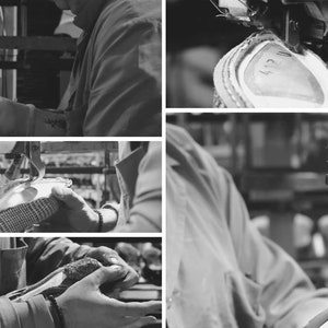 Peut inclure: Un collage en noir et blanc montrant le processus de fabrication de chaussures. Il comprend des gros plans de machines cousant les semelles, des ouvriers manipulant des mat&eacute;riaux et un tapis roulant de semelles de chaussures. L'accent est mis sur le savoir-faire de la cordonnerie.