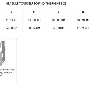 Pu&ograve; includere: Una tabella taglie bianca per abbigliamento maschile, con misure di petto e vita in centimetri e pollici. La tabella include taglie dalla 2XS alla 4XL. I diagrammi illustrano come misurare petto e vita per una taglia accurata.