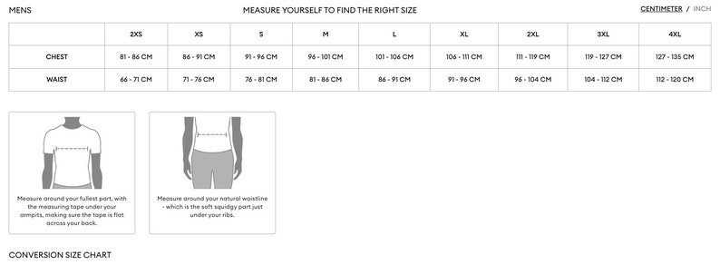 Pu&ograve; includere: Una tabella taglie bianca per abbigliamento maschile, con misure di petto e vita in centimetri e pollici. La tabella include taglie dalla 2XS alla 4XL. I diagrammi illustrano come misurare petto e vita per una taglia accurata.