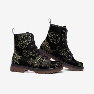 Puede incluir: Botas de combate negras con un dise&ntilde;o de drag&oacute;n y nubes doradas. Las botas tienen cierre de cordones, una leng&uuml;eta y suela marr&oacute;n. El dise&ntilde;o de drag&oacute;n y nubes cubre toda la bota.