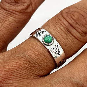 TeePee ターコイズ バンド リング - スターリング シルバー 925 シグネット バンド、本物のターコイズ ストーン付き、フェイスの高さ 6 mm、ネイティブ アメリカン風ジュエリー