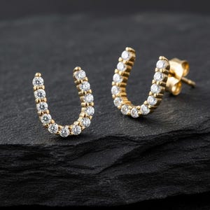 Pendientes de herradura de plata de ley: oro PVD con circonitas blancas y dijes de la suerte