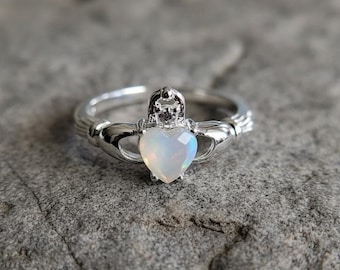 Anillo Claddagh de nácar: Joyería celta de plata de ley