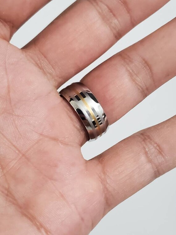 シンプルなステンレススチールリング、ゴールドのアクセント付き 