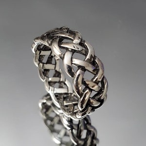 Anillo de plata trenzada de 9 mm en plata de ley 925. Anillo de bodas texturizado para hombre y pieza llamativa.