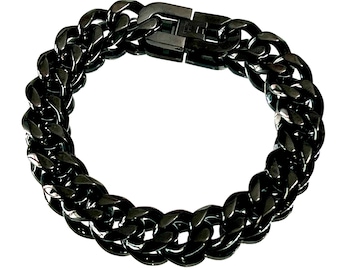 Puede incluir: Un brazalete de cadena negro con un diseño de eslabones de curb. El brazalete está hecho de metal y tiene un acabado pulido.