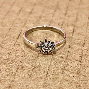 スターリングシルバーの繊細なサンリング – 925ミニマリストサンスタックリング、細身のバンド、高光沢仕上げ、酸化仕上げ