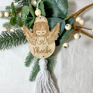 Adorno navideño de ángel de madera personalizado con borla de macramé, decoración conmemorativa de pérdida infantil, regalo de condolencia por la pérdida de un bebé, adorno de 2023 White