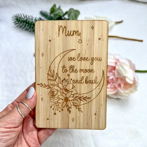 Aangepaste gegraveerde Moederdagkaart voor moeder Wood, Love You to the Moon and Back-kaart voor vrouw, gepersonaliseerde Valentijnsdagkaart voor vriendin