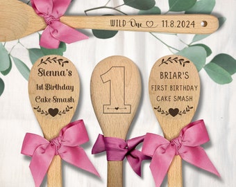 Cuchara aplastante de pastel de 1er cumpleaños, cuchara de madera grabada personalizada, accesorio fotográfico de cumpleaños salvaje, regalo de recuerdo para niños pequeños, 1a fiesta de cumpleaños