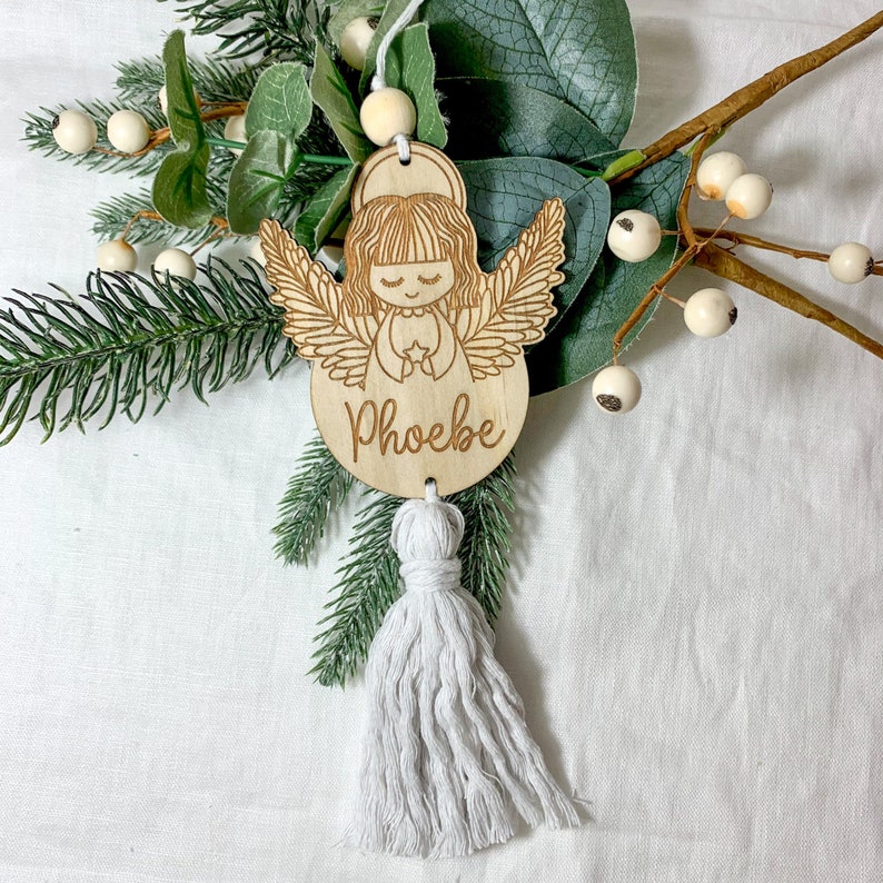 Adorno navideño de ángel de madera personalizado con borla de macramé, decoración conmemorativa de pérdida infantil, regalo de condolencia por la pérdida de un bebé, adorno de 2023 White