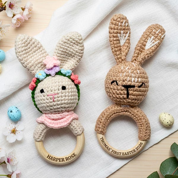 Anneau de hochet lapin personnalisé au crochet, premier cadeau de Pâques pour bébé, souvenir gravé pour petite-fille nouveau-né, cadeau de baby shower personnalisé