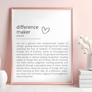 Może przedstawiać: Drukowana grafika ścienna z różowym tłem i białą ramą. Grafika przedstawia czarno-białą definicję słowa "difference maker" z symbolem serca. Tekst brzmi: "Jesteś autentycznym i pełnym współczucia katalizatorem zmian, prowadzącym serca i inspirującym umysły. Pozytywnie wpływając na życie uczniów w znaczący sposób poprzez akty dobroci, słowa zachęty i wzmacniające momenty. Idziesz dalej, często po cichu lub bez szukania uznania. Tworząc fale zmian, które są ogromne i dalekosiężne. Słuchasz bez osądzania, wzbudzając pozytywne nastawienie i optymizm poprzez wnikliwe poczucie wizji. Delikatnie prowadząc innych w podróży zmian z tobą, stojąc u ich boku. Jako twórca różnicy, kształtujesz życie i pozostawiasz dziedzictwo zachęty, nadziei i rozwoju."